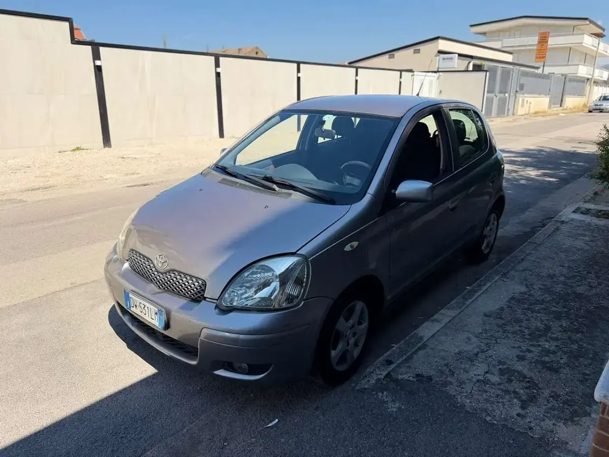 Usata Toyota Yaris Sol 75 CV (55 kW) 2003 Other Berlina