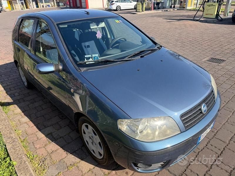 Usata Fiat Punto 69 CV (50 kW) 2005 Blu Utilitaria