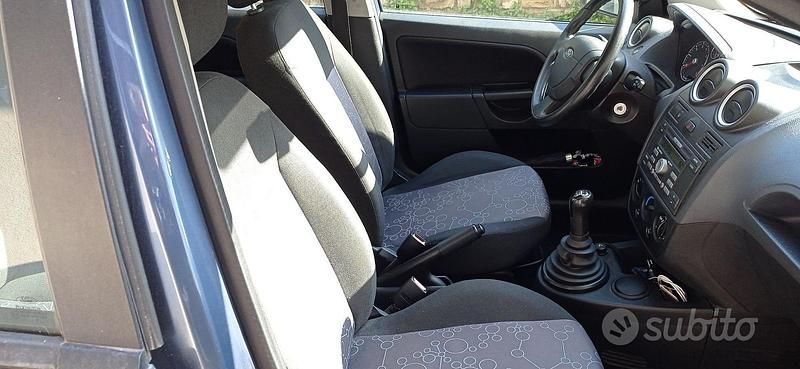 Usata Ford Fiesta 75 CV (55 kW) 2006 Blu Utilitaria