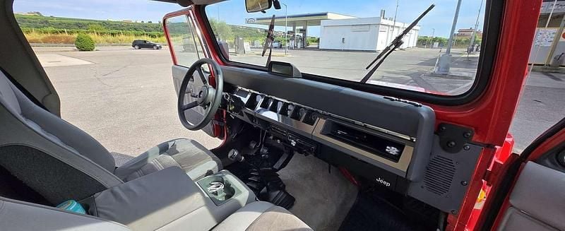 Usata Jeep Wrangler Laredo 103 CV (75 kW) 1991 Rosso SUV