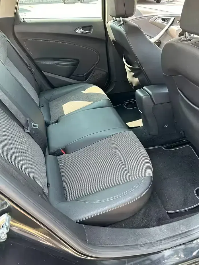 Usata Opel Astra 90 CV (66 kW) 2013 Nero Station wagon