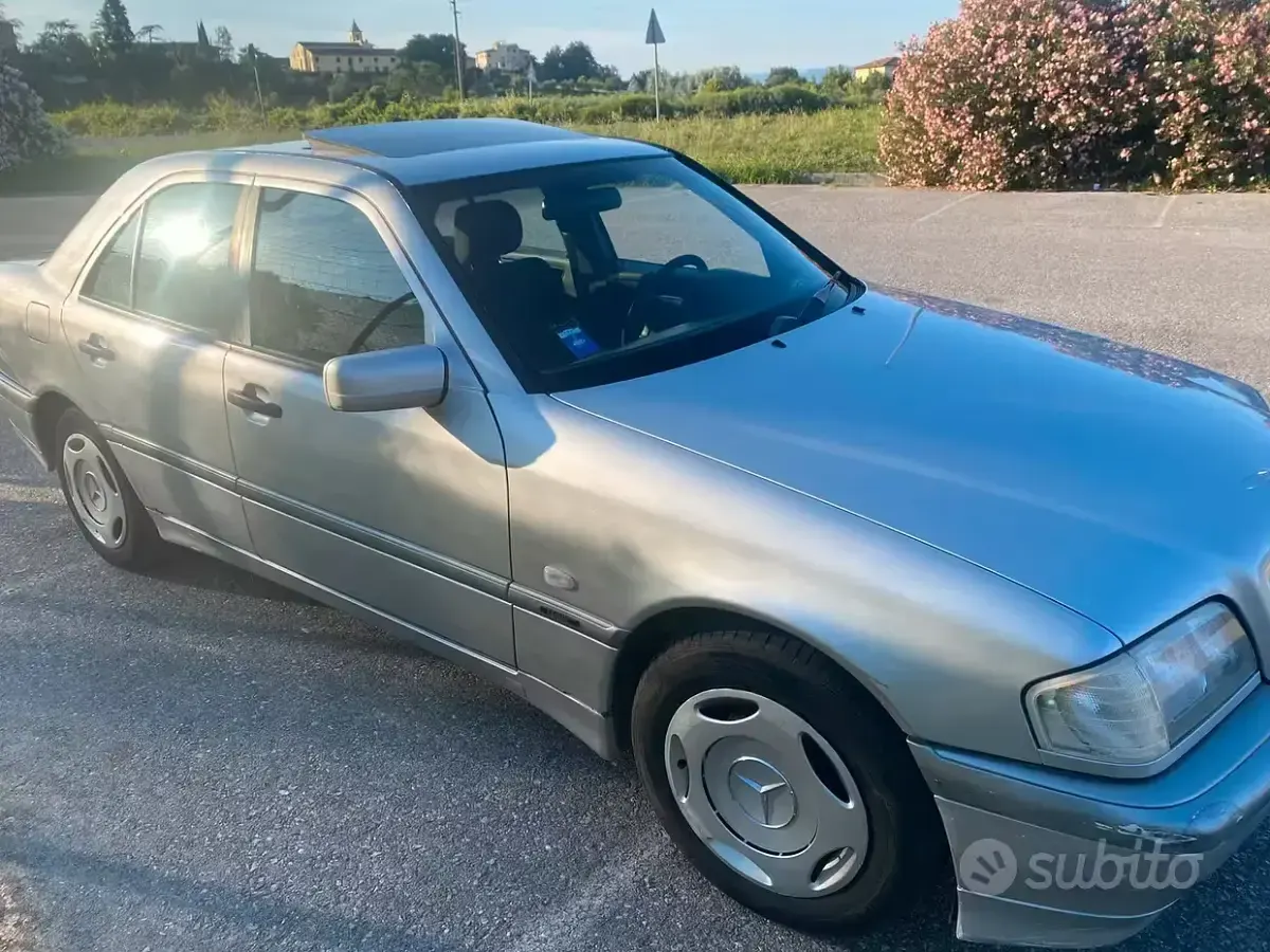 Usata Mercedes C180 122 CV (89 kW) 2000 Grigio Berlina