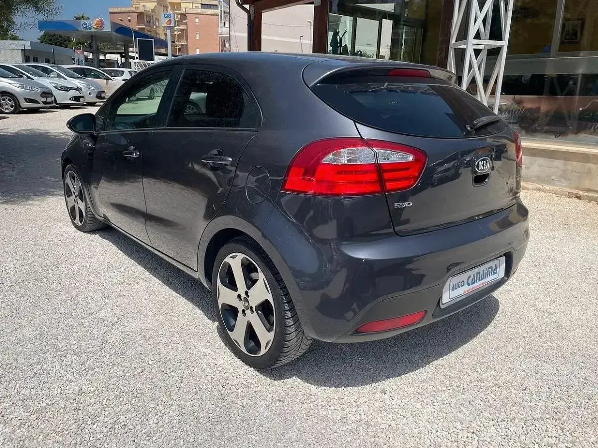 Usata Kia Rio 90 CV (66 kW) 2015 Grigio Berlina