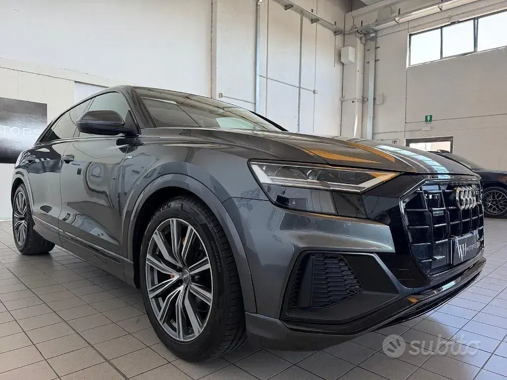 Usata Audi Q8 S-Line 286 CV (210 kW) 2020 Grigio scuro SUV