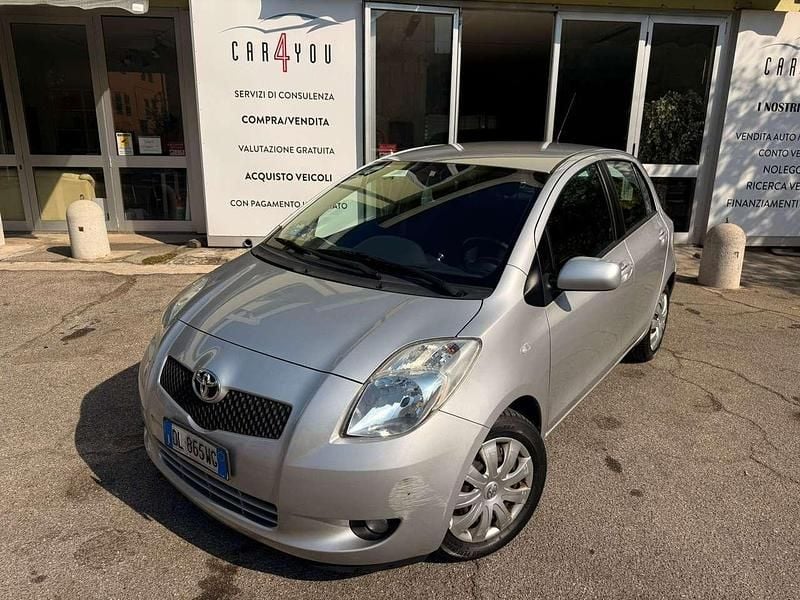 Argento Usata 2008 Toyota Yaris Tre volumi | 4100 € (Buon prezzo) - Immagine 1/4