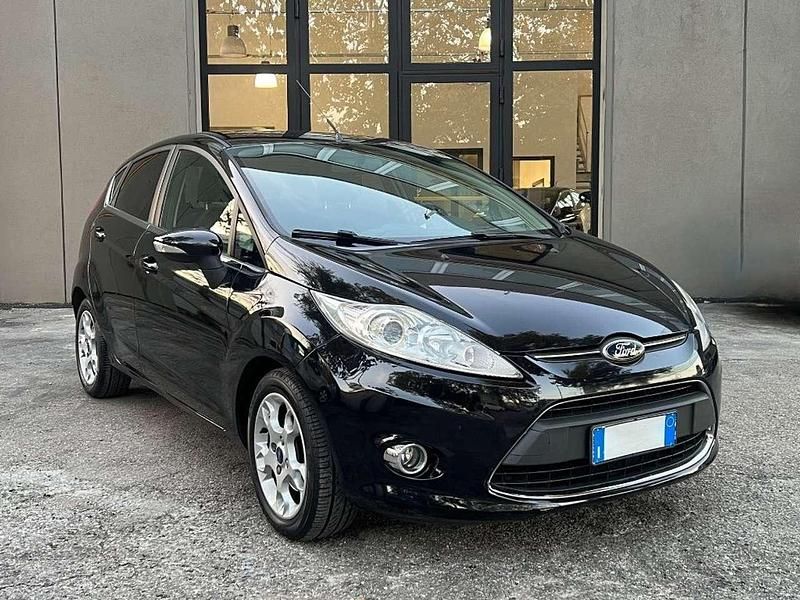 Nero Usata 2012 Ford Fiesta Titanium Tre volumi | 6800 € (Molto cara) - Immagine 1/4
