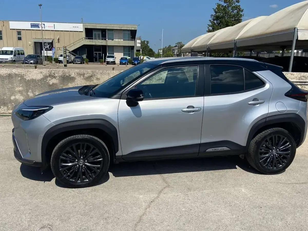 Usata Toyota Yaris Cross 92 CV (67 kW) 2021 Grigio SUV