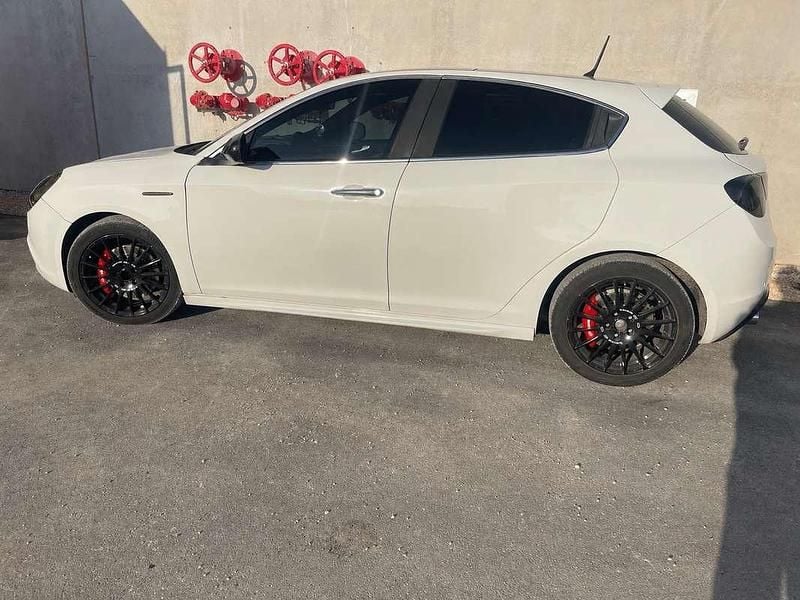 Usata Alfa Romeo Giulietta Distinctive 140 CV (102 kW) 2011 Bianco Utilitaria