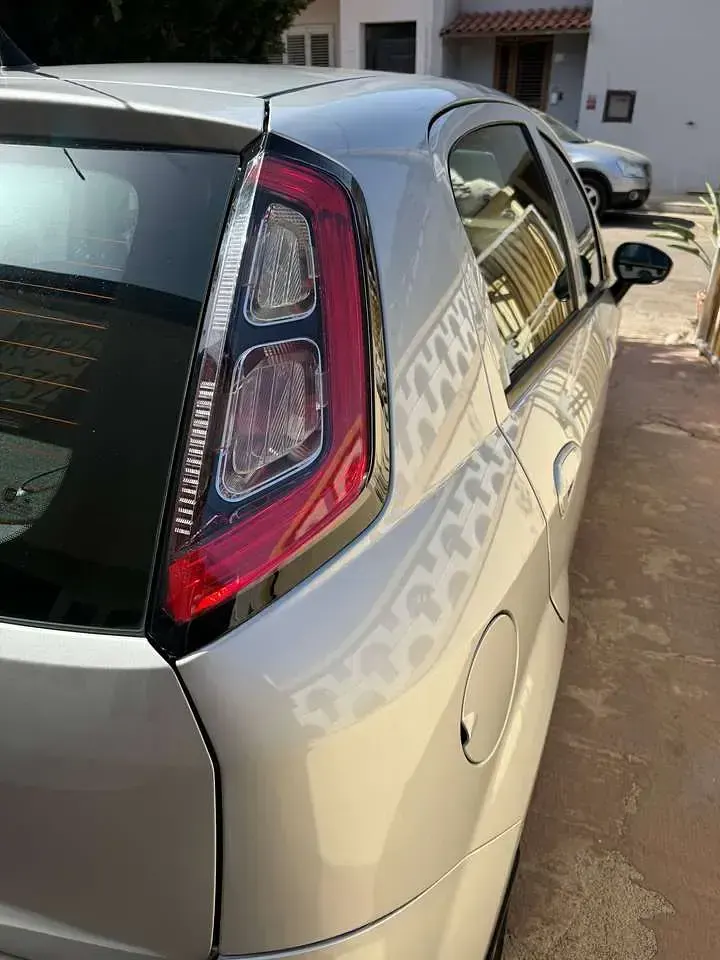 Usata Fiat Punto Lounge 84 CV (61 kW) 2015 Grigio chiaro Utilitaria