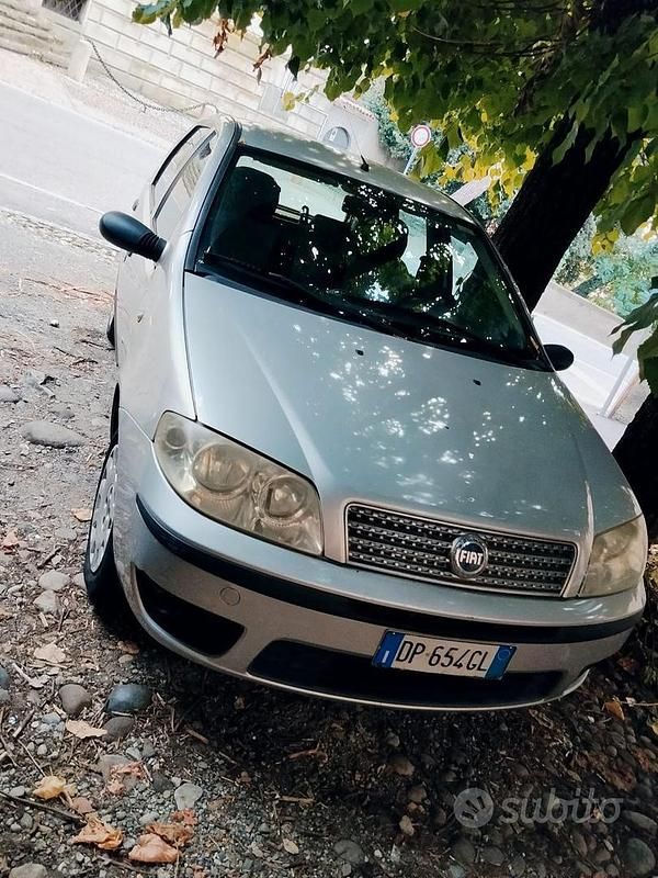 Grigio Usata 2008 Fiat Punto Due volumi | 1800 € (Buon prezzo) - Immagine 1/4
