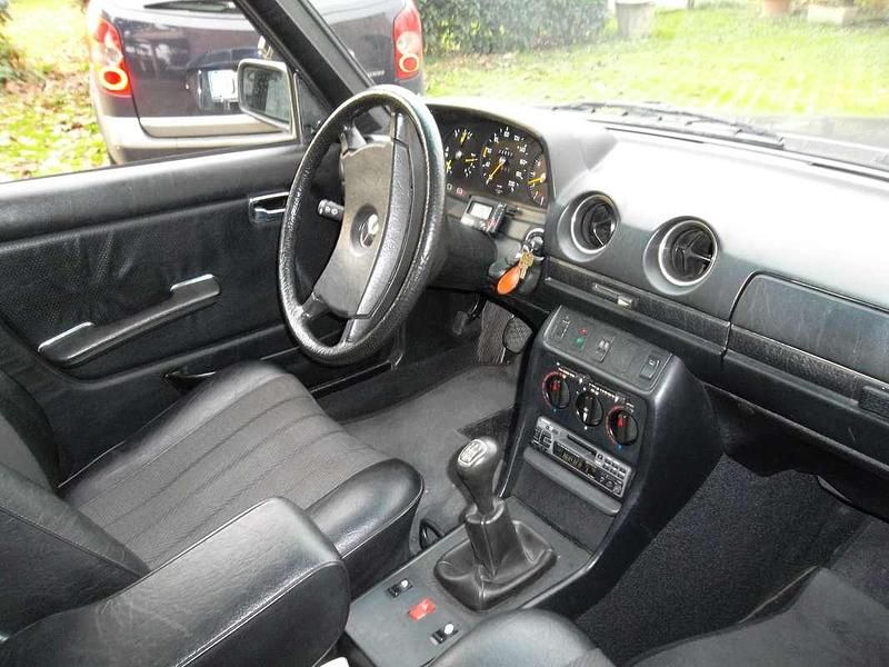 Usata Mercedes 200 122 CV (89 kW) 1982 Grigio Berlina