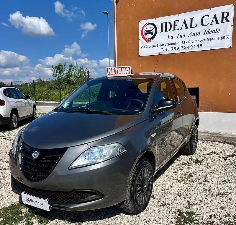 Begagnad Lancia Ypsilon 85 HK (62 kW) 2014 Grå Halvkombi