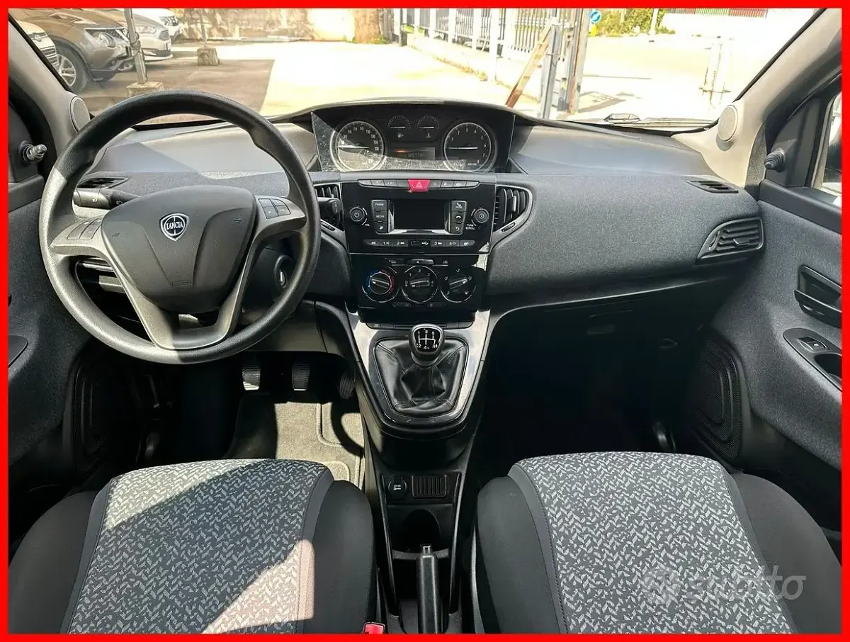 Usata Lancia Ypsilon Gold 69 CV (50 kW) 2018 Grigio Utilitaria