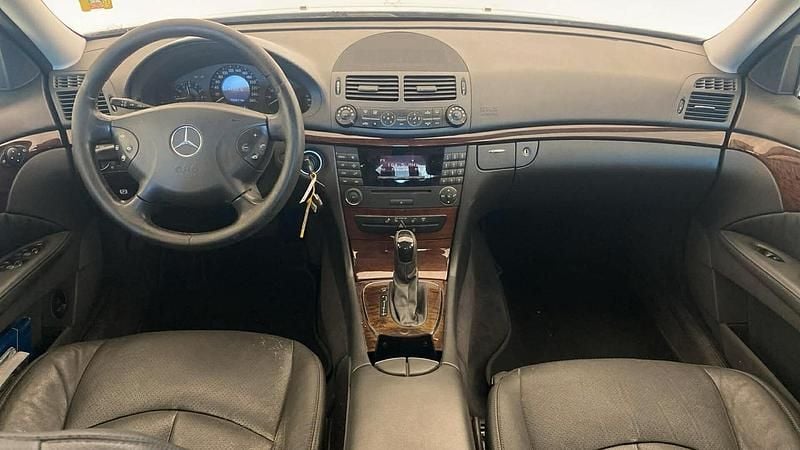 Argento Usata 2006 Mercedes E280 Classic Tre volumi | 5900 € (Molto cara) - Immagine 1/4