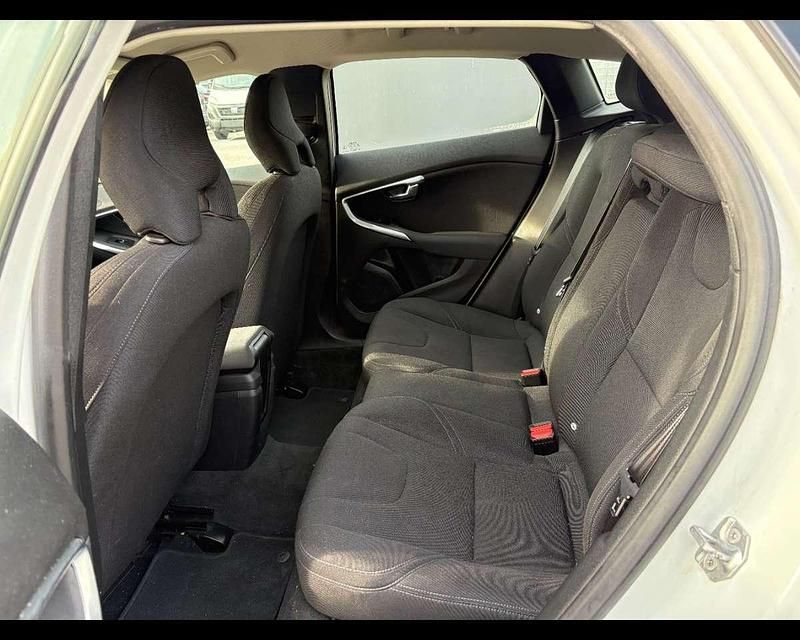 Usata Volvo V40 Business Edition 120 CV (88 kW) 2018 Bianco Utilitaria