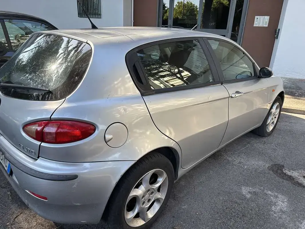 Usata Alfa Romeo 147 Distinctive 116 CV (85 kW) 2002 Grigio Utilitaria