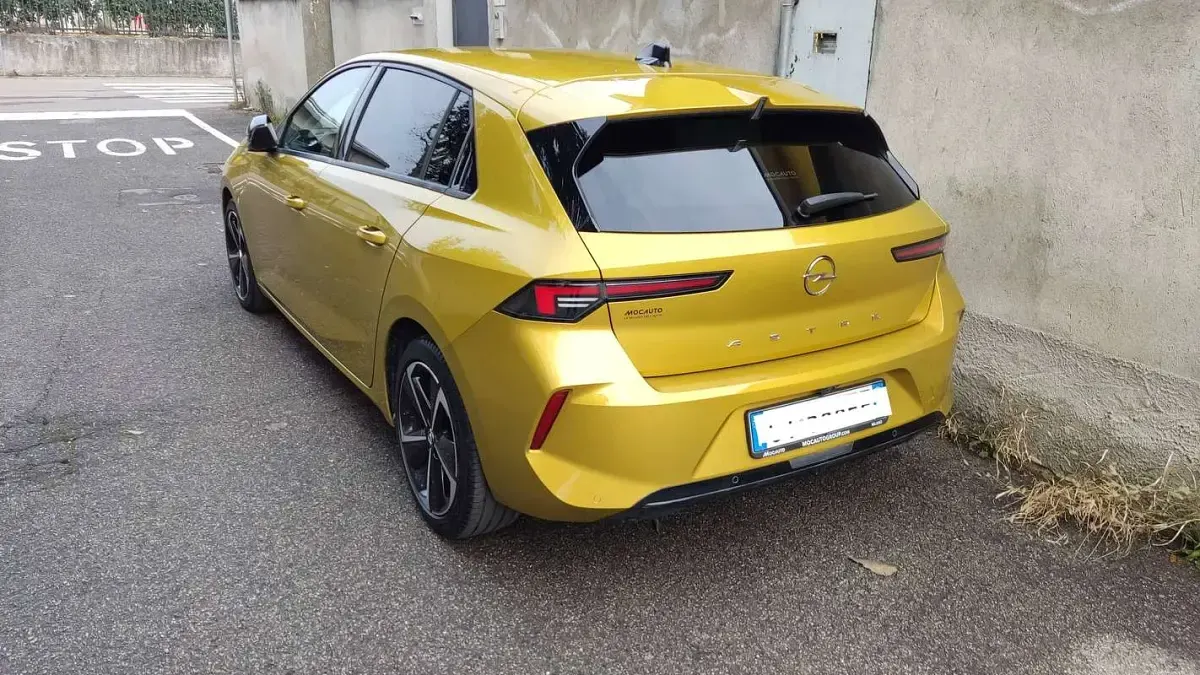 Usata Opel Astra Elegance 131 CV (96 kW) 2024 Oro Utilitaria