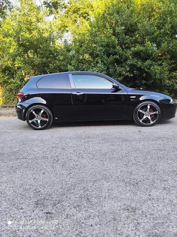 Second-hand Alfa Romeo 147 116 CP (85 kW) 2004 Negru Hatchback