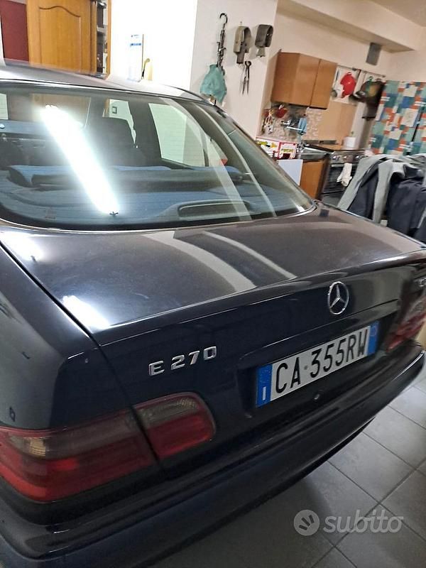 Usata Mercedes E270 1999 Blu Berlina