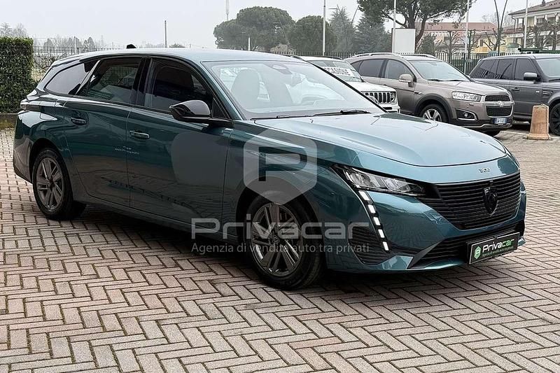 Usado Peugeot 308 Active 131 CV (96 kW) 2023 Verde Familiar