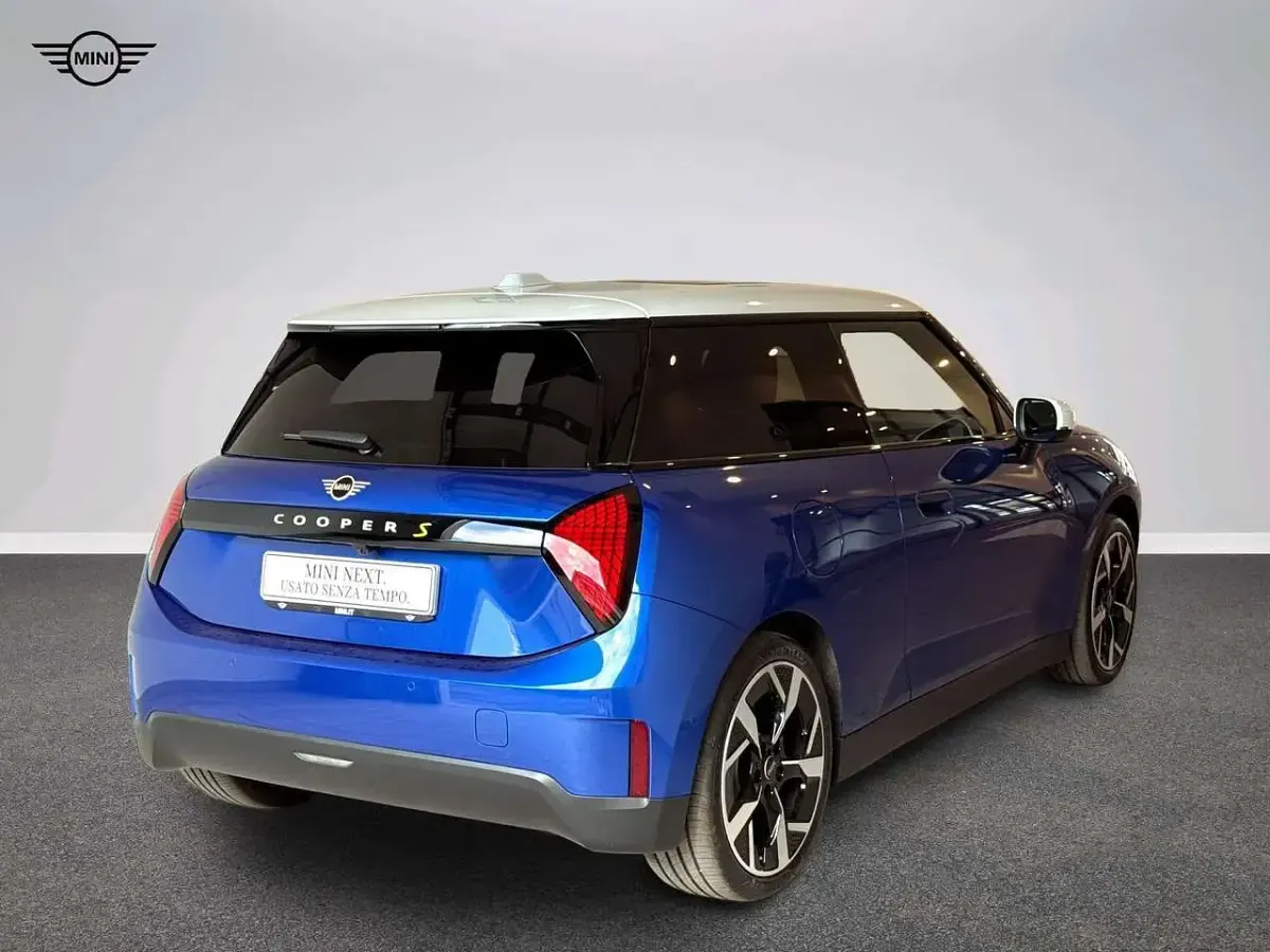 Usata Mini Cooper SE Classic 160 kW (218 CV) 2025 Blu/azzurro Utilitaria