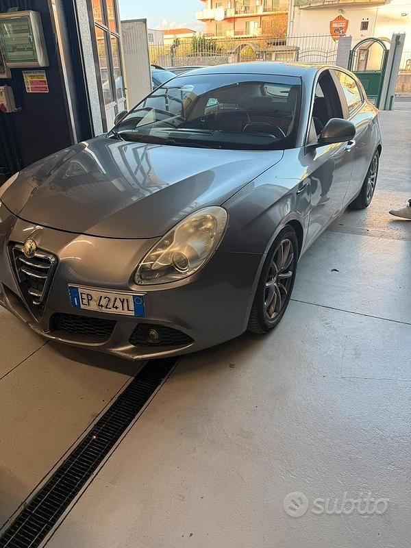 Grigio Usata 2013 Alfa Romeo Giulietta Tre volumi | 5000 € (Buon prezzo) - Immagine 1/4