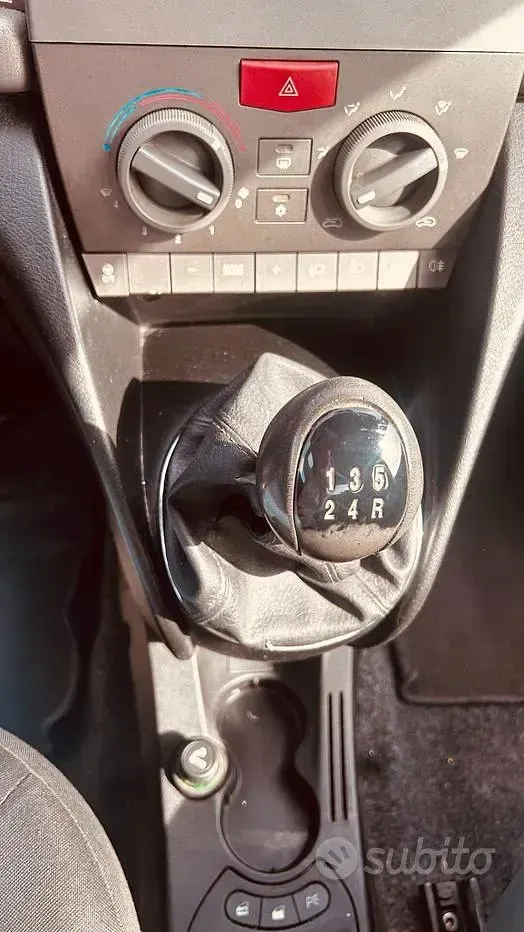 Begagnad Lancia Ypsilon 69 HK (50 kW) 2005 Grå Halvkombi
