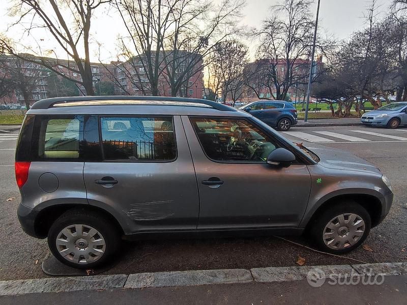 Usata Skoda Yeti 105 CV (77 kW) 2011 Grigio SUV