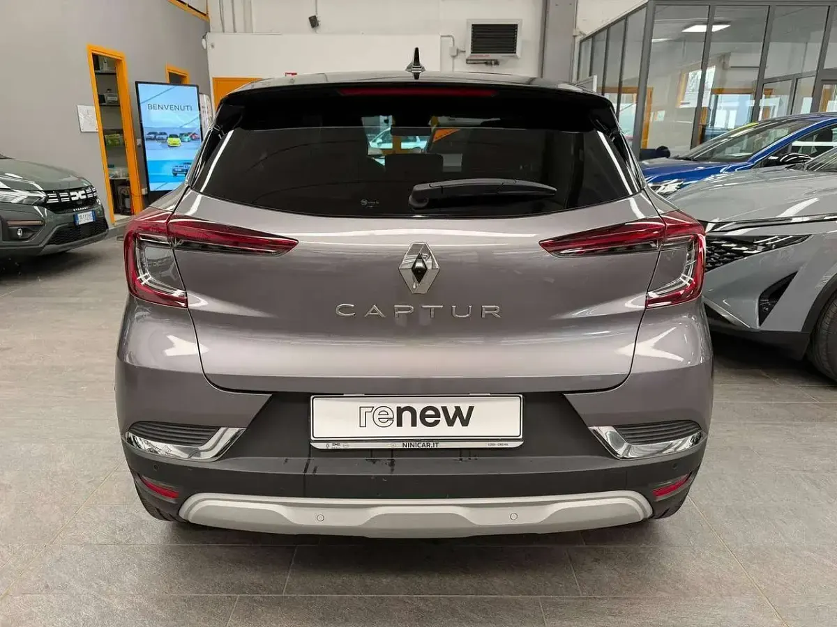 Usata Renault Captur Intens 101 CV (74 kW) 2024 Grigio scuro/tetto nero SUV