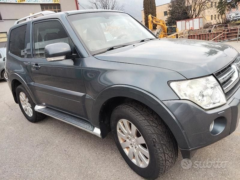 Usata Mitsubishi Pajero Instyle 170 CV (125 kW) 2010 Grigio SUV