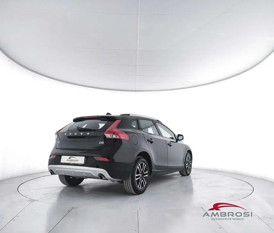 Usata Volvo V40 Business Edition 120 CV (88 kW) 2019 Nero Utilitaria