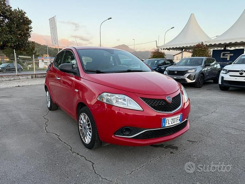 Usata Lancia Ypsilon Gold 69 CV (50 kW) 2017 Rosso Utilitaria