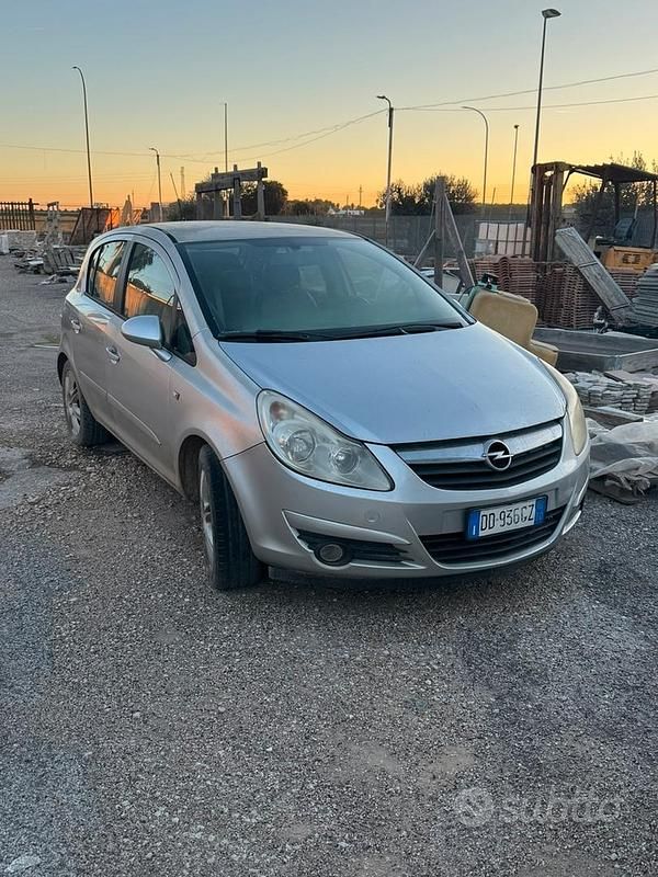 Grigio Usata 2006 Opel Corsa Tre volumi | 850 € (Super prezzo) - Immagine 1/4