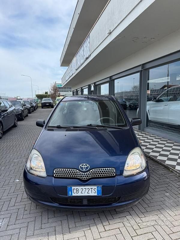 Usata Toyota Yaris Sol 68 CV (50 kW) 2002 Blu Berlina