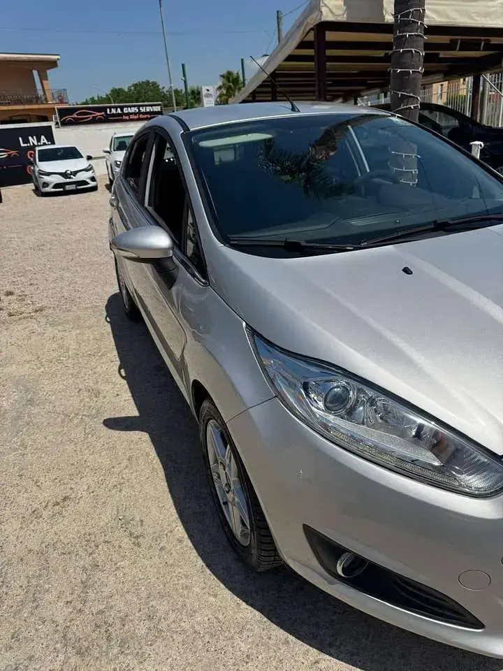 Usata Ford Fiesta Titanium 75 CV (55 kW) 2015 Grigio Utilitaria