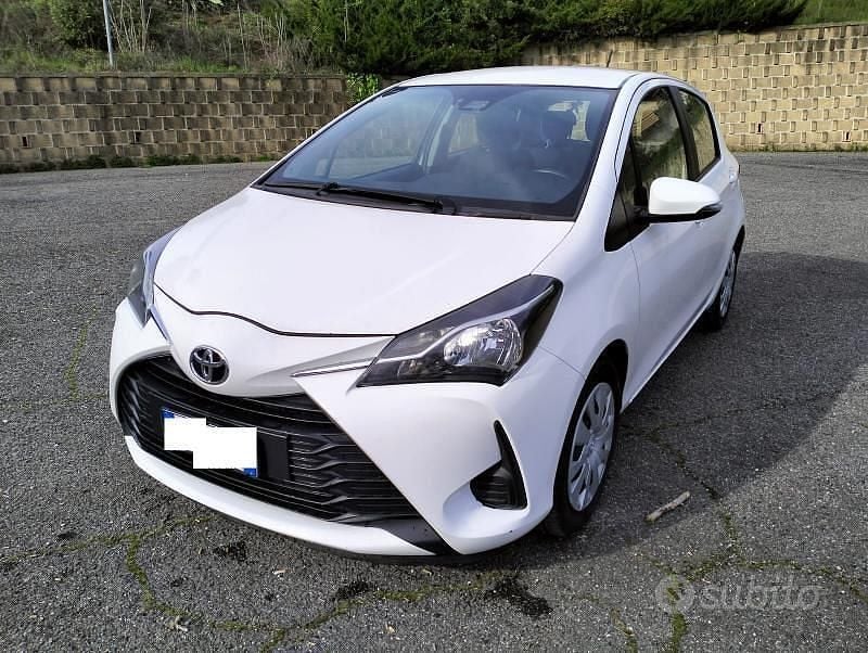 Usata Toyota Yaris Cool 69 CV (50 kW) 2017 Bianco Berlina