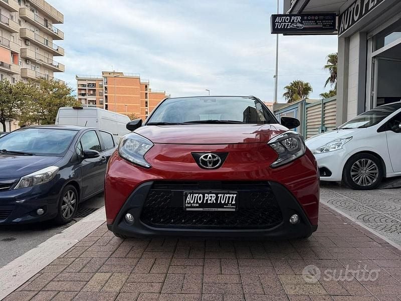Usata Toyota Aygo X Lounge 72 CV (52 kW) 2022 Rosso SUV