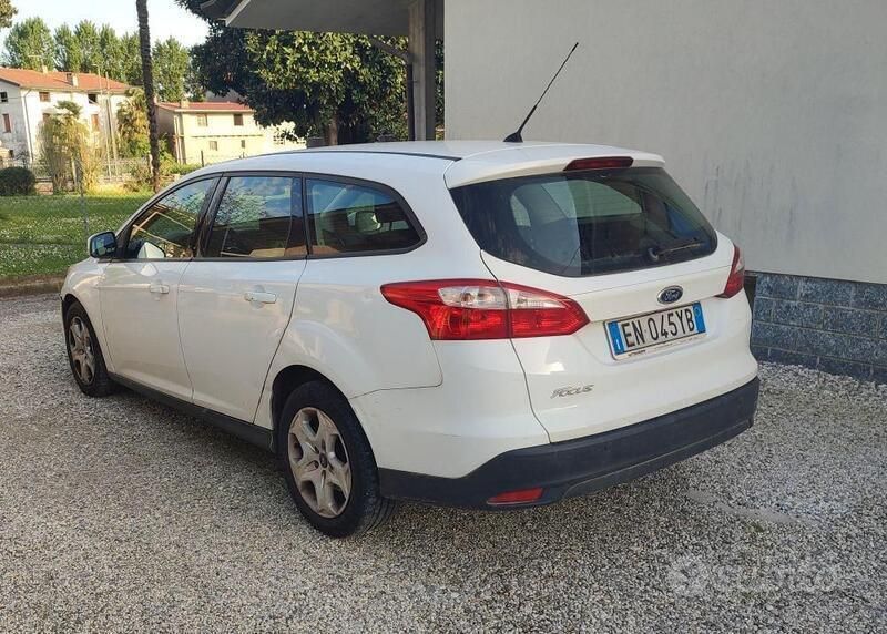 Usata Ford Focus 116 CV (85 kW) 2012 Bianco Station wagon