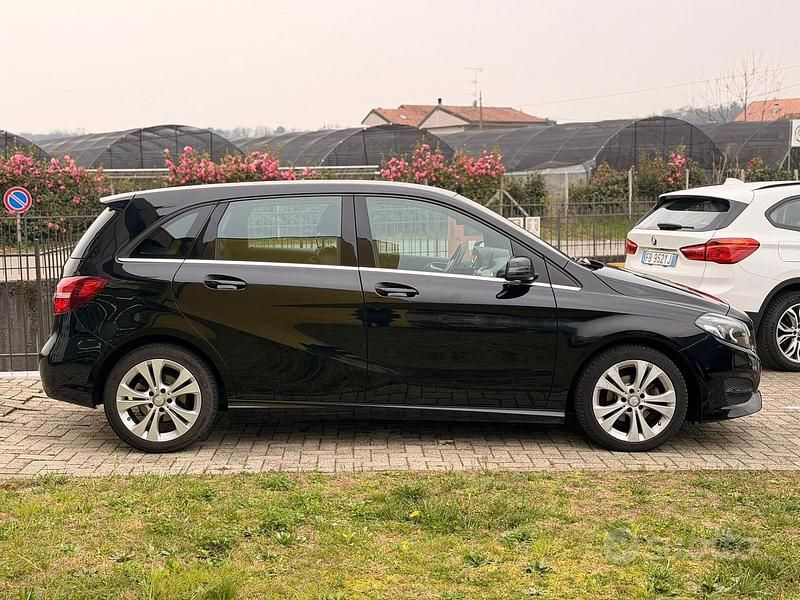 Usata Mercedes B180 Business 108 CV (79 kW) 2017 Nero Monovolume