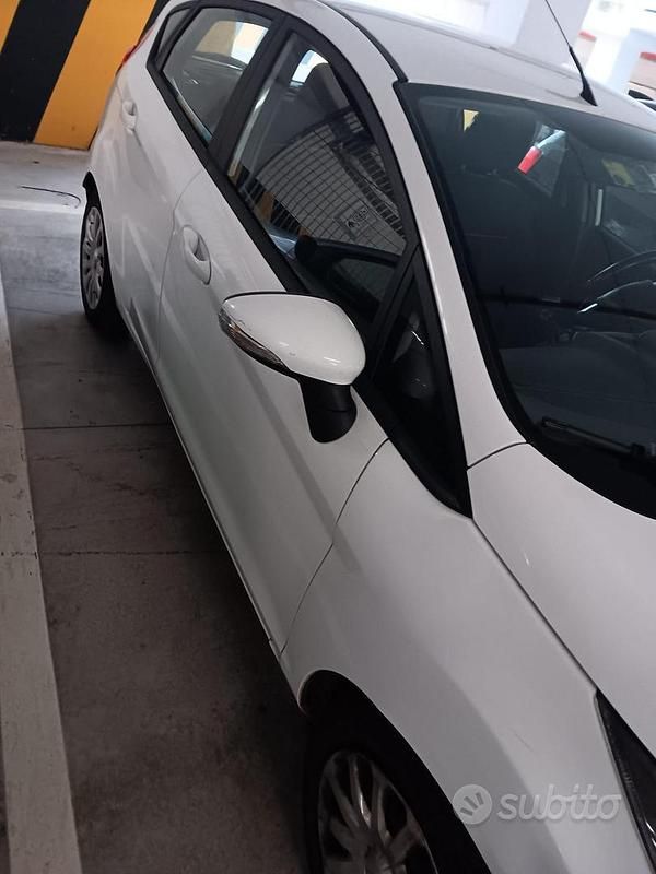 Usata Ford Fiesta 75 CV (55 kW) 2014 Bianco Utilitaria