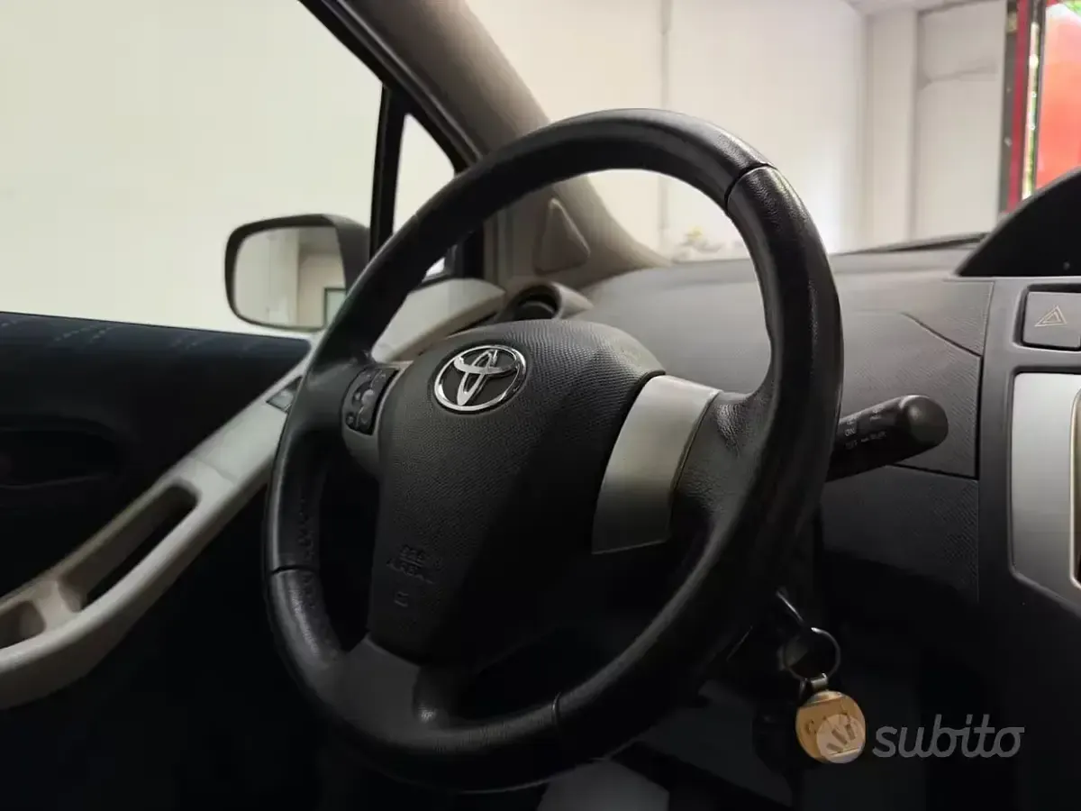 Usata Toyota Yaris 69 CV (50 kW) 2008 Nero Utilitaria