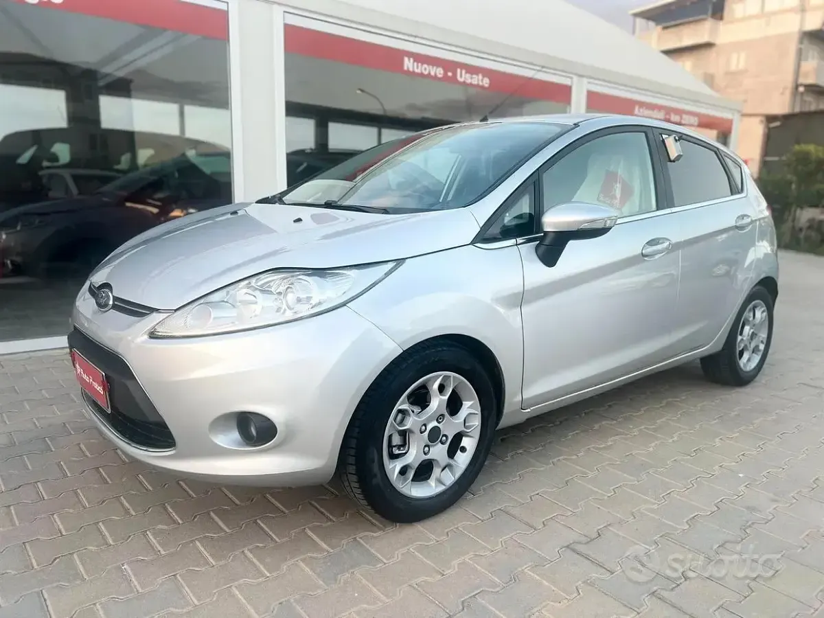 Usata Ford Fiesta Titanium 68 CV (50 kW) 2009 Grigio Berlina