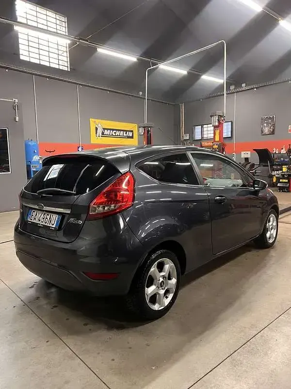 Usata Ford Fiesta Titanium 68 CV (50 kW) 2010 Grigio Berlina