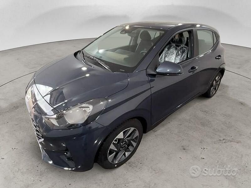 Grigio Nuova 2025 Hyundai i10 Due volumi | 15.490 € - Immagine 1/4