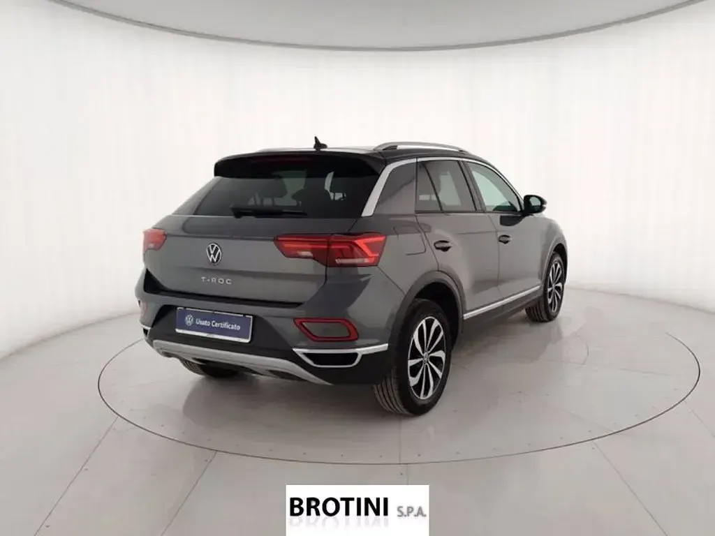 Usata VW T-Roc Style 110 CV (80 kW) 2023 Grigio metallizzato SUV