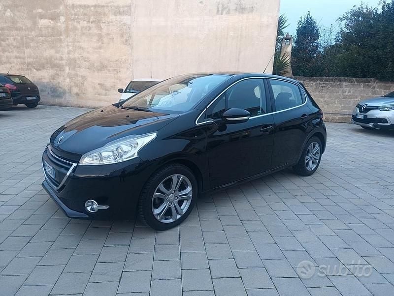Usata Peugeot 208 Allure 68 CV (50 kW) 2015 Nero Utilitaria