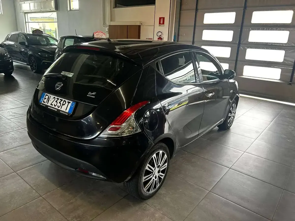 Usata Lancia Ypsilon Gold 69 CV (50 kW) 2012 Nero Utilitaria