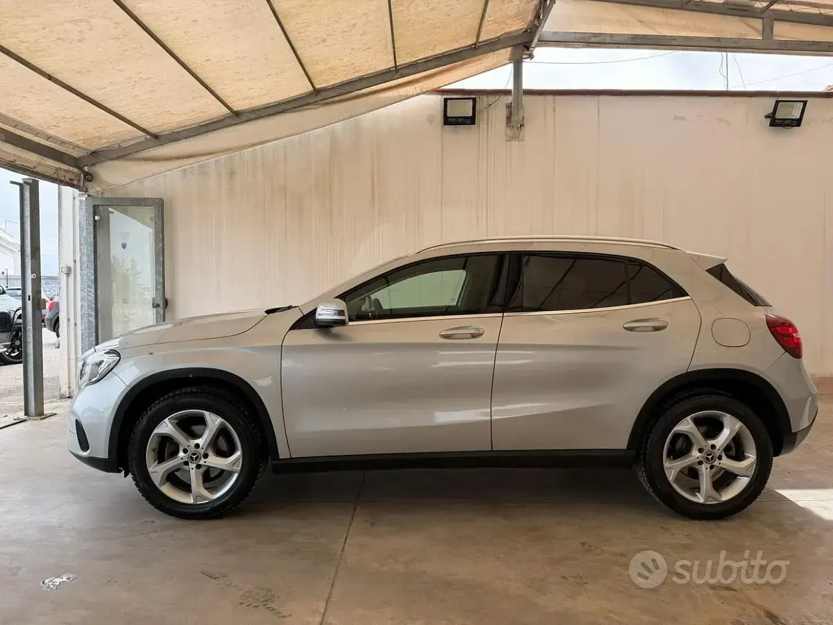 Usata Mercedes GLA180 109 CV (80 kW) 2017 Grigio SUV