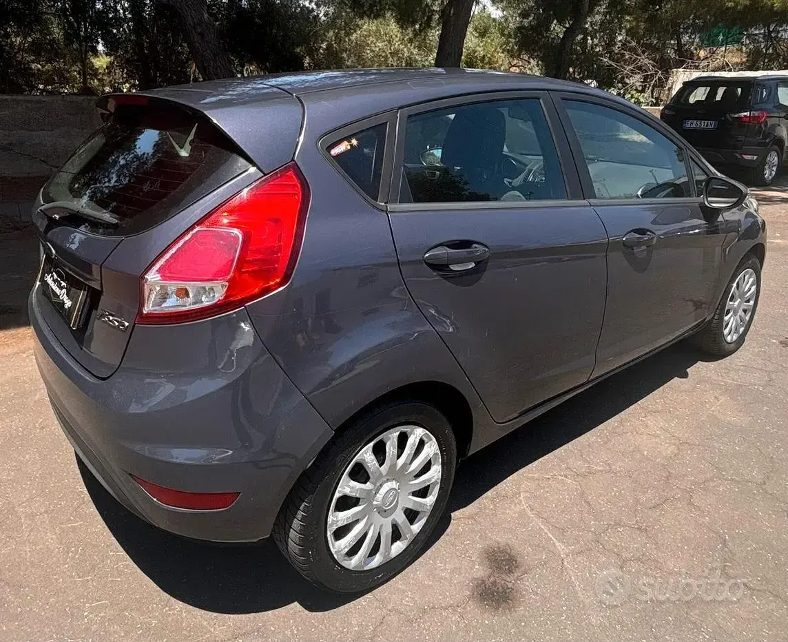 Usata Ford Fiesta 75 CV (55 kW) 2014 Grigio Utilitaria