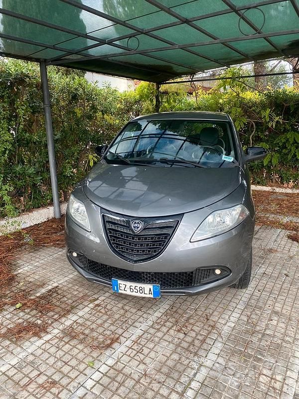 Usata Lancia Ypsilon 80 CV (58 kW) 2015 Grigio Utilitaria